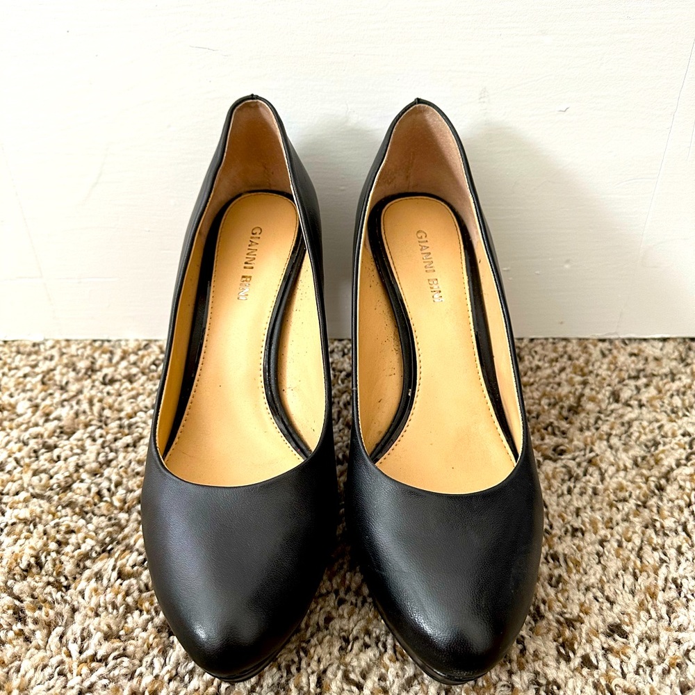 Gianni Bini black leather pumps